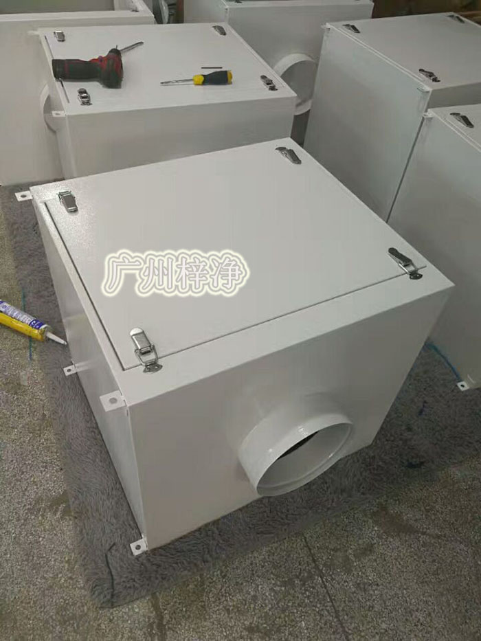 增壓新風(fēng)柜根據(jù)所需風(fēng)量的風(fēng)壓不同，在電機功率適用范圍內(nèi)調(diào)整風(fēng)機轉(zhuǎn)速，達(dá)到所需效果；