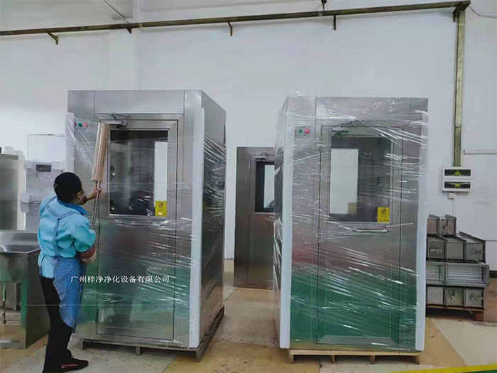 風(fēng)淋室作為一種重要的潔凈室設(shè)備在運(yùn)輸前,應(yīng)對風(fēng)淋室進(jìn)行徹底的清潔和檢查,確保無損壞。 風(fēng)淋室作為一種重要的潔凈室設(shè)備在運(yùn)輸前,應(yīng)對風(fēng)淋室進(jìn)行徹底的清潔和檢查,確保無損壞。