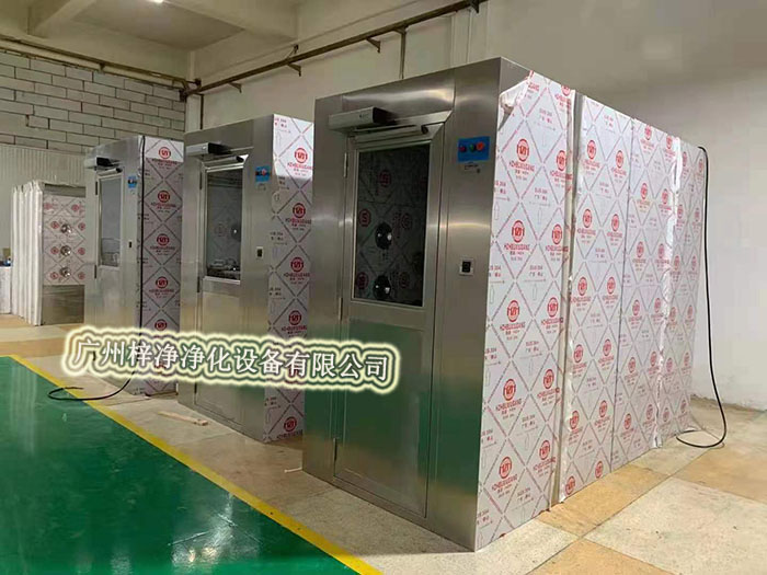 全不銹鋼風(fēng)淋室通道外觀簡(jiǎn)潔、大方，使用壽命長(zhǎng)