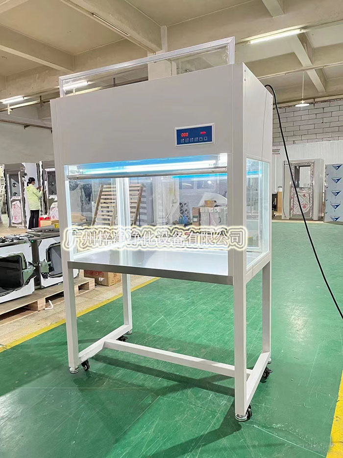 潔凈工作臺的尺寸應(yīng)根據(jù)操作人員的需求而定，形狀一般采用矩形或圓形，便于操作。