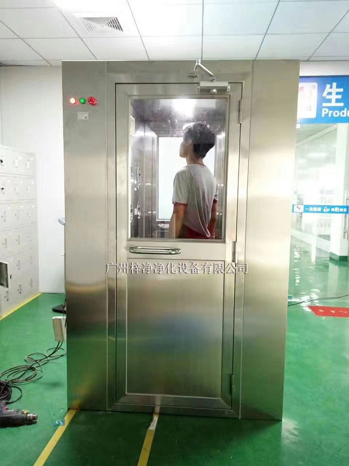 風淋室是一種用于潔凈室或無菌室入口的空氣凈化設(shè)備