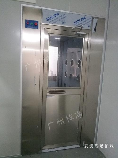 食品級不銹鋼風(fēng)淋室 食品級不銹鋼風(fēng)淋室制作材料是一種防潮,防生銹的不銹鋼制作的